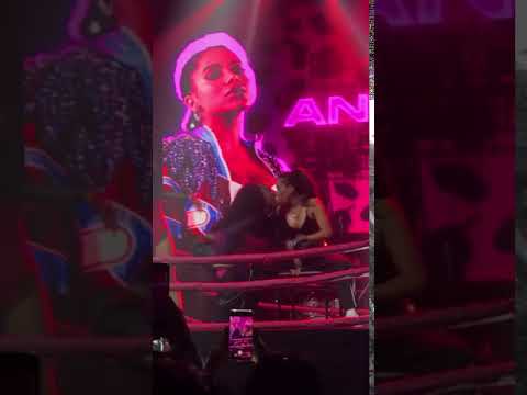 MC Rebecca Beijando Anitta em " COMBATCHY