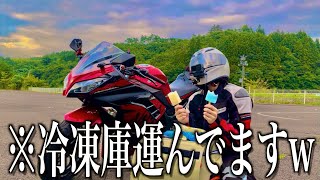 バイク乗りがリュック型冷凍庫でアイス運んでたらw w w