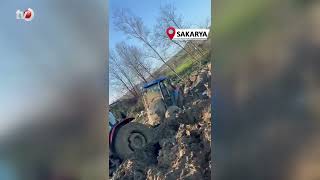 Çamura Batan Traktörü Çıkarmak İsteyen Çiftçilerin 2 Traktörü De Çamura Saplandı