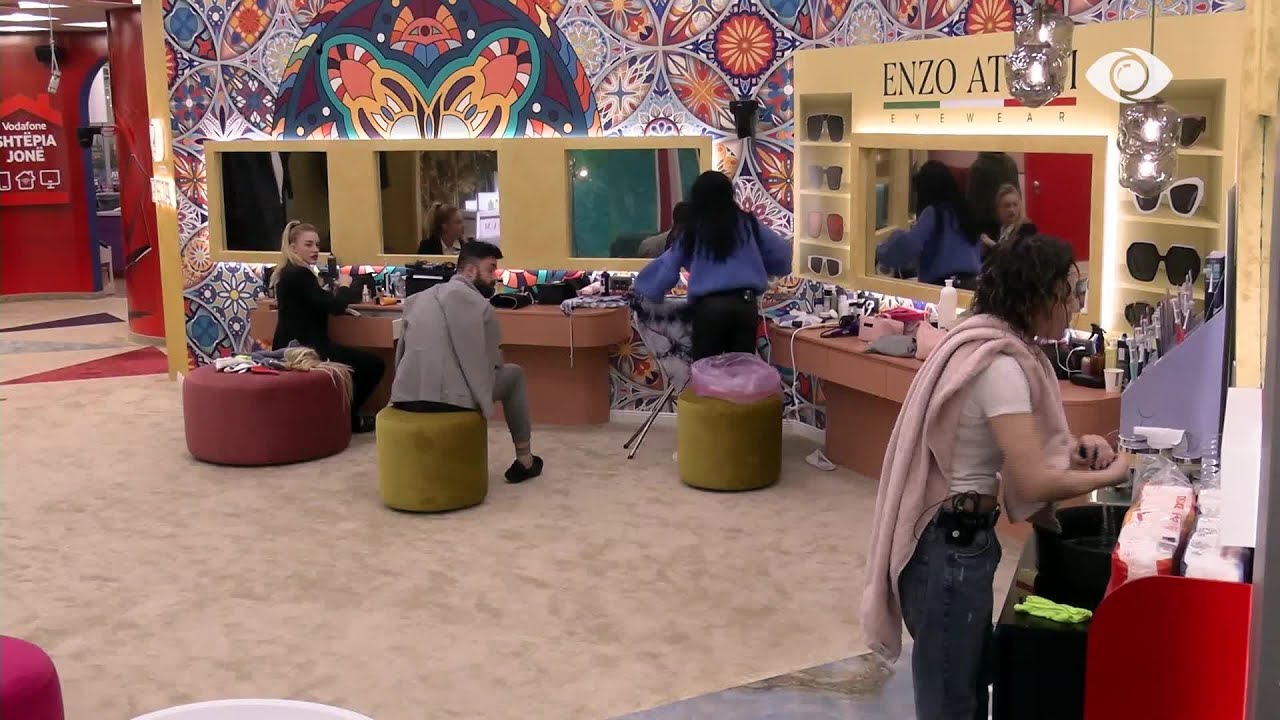 “Mua do të më drejtohesh me zonjë”/ Egla debat me Sarën: Mos më thuaj nuk kam mamin dhe babin - BBV3