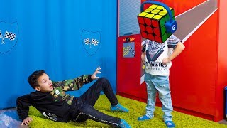 Давид Хочет ПЕРЕХИТРИТЬ Папу! Умный Кубик Рубика САМЫЙ Крутой! Smart Toy Rubik's Cube