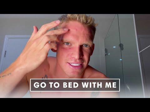 科迪-辛普森的夜間護膚品都是關於保溼的 | 和我一起睡吧 | 哈珀的BAZAAR (Cody Simpson's Nighttime Skincare Is All About HYDRATION | Go To Bed With Me | Harper's BAZAAR)