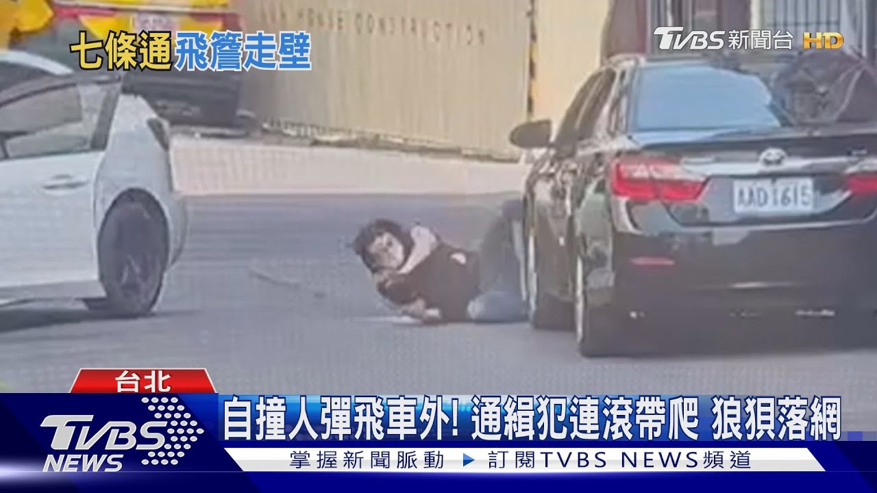 通緝犯違停拒檢! 勇警爬屋頂踩鐵皮屋抓