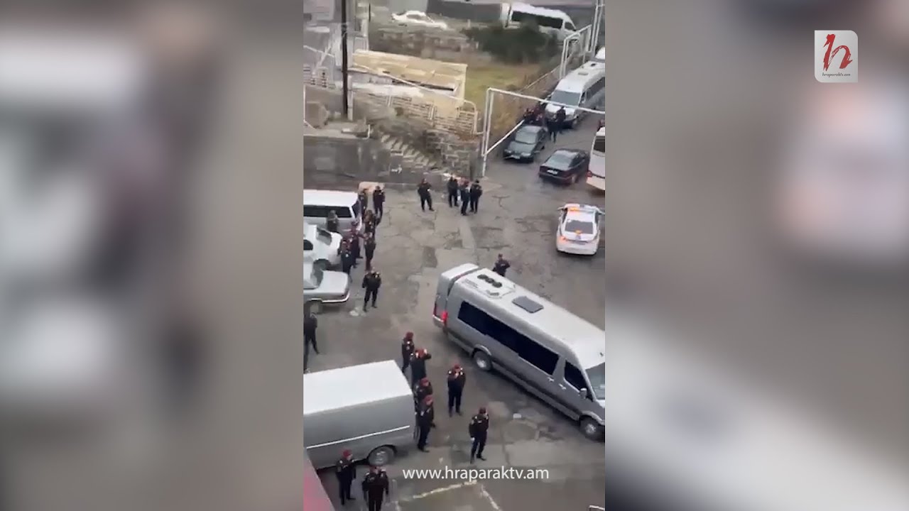 Կարմիր բերետավորները շրջափակել են Ալավերդու համայնքապետարանը 