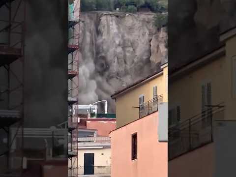 Video Thumbnail: Italien: Felsbrocken stürzen nach Erdbeben herab