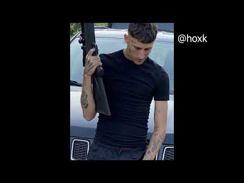 Singapur ( feat. Yung Beef), pero estas en el baño de una fiesta.