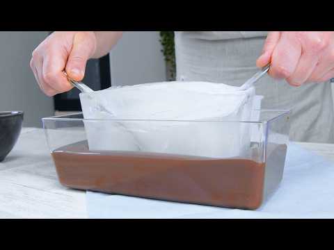 Dessert croquant au chocolat avec crème à la vanille et fraises