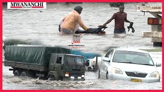 Balaa! Mvua kubwa Dar, tazama Jamaa alivyoitafuta Pikipiki yake kwenye maji