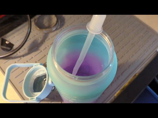 Vídeo relacionado con Hy-Pro Botella de agua con licencia oficial del Real Madrid CF UV, 700 ml, metálica, acero inoxidable, popote plegable integrado, a prueba de fugas, ligera, gran idea de regalo de fútbol