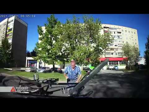 Angry pensioner threw his bike into the car several times. Cyclist caught on camera.