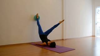 Ponte com CÃrculo de Pernas com a Overball na Parede