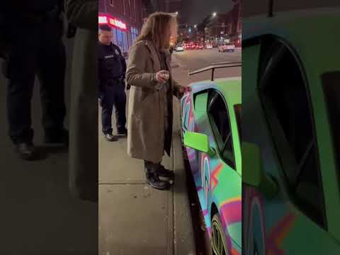 Arte o Vandalismo? 🚨🚔 Policia sorprende a Graffitero ... #Lamborghini #Graffiti #Policia #Viral