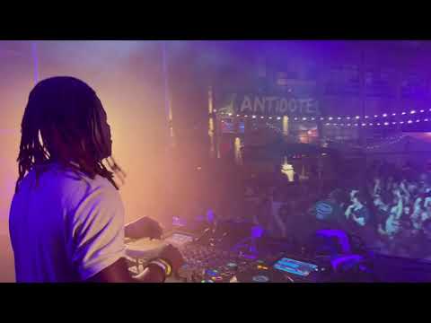 Philou Louzolo Playing "Magic System - 1er Gaou" (Couleur Festival)