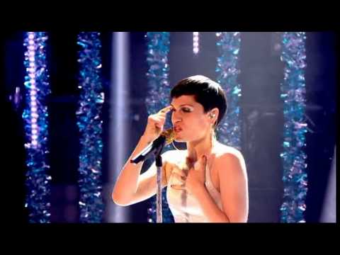 Jessie J singing "Thunder"