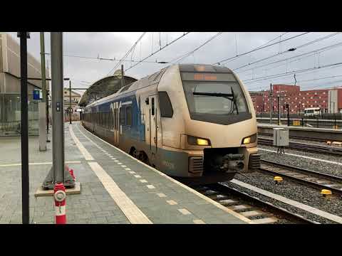 Vieze Blauwnet FLIRT richting Kampen vertrekt samen met ICMm van station Zwolle