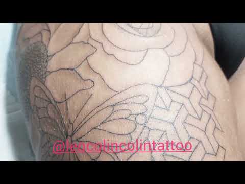 Tatuagem de borboleta linhas finas tattoo floral