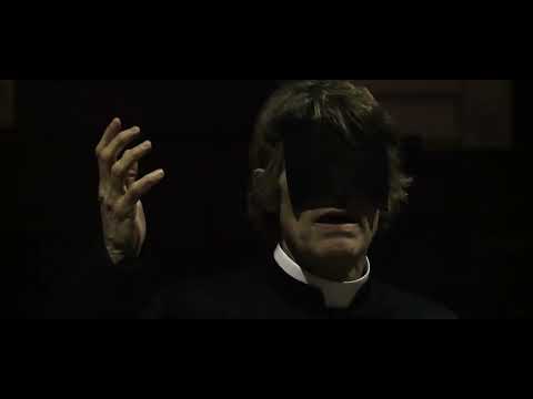 Ο Willem Dafoe [Ουίλλεμ Νταφόε] στο The Minister's Black Veil [Το μαύρο βέλο του εφημέριου], σε σκηνοθεσία Romeo Castellucci [Ρομέο Καστελλούτσι] (κινηματογράφηση Giulio Boato [Τζούλιο Μποάτο], 2023). Βασισμένο στο ομώνυμο διήγημα του Nathaniel Hawthorne, το έργο αξιοποιεί το γοτθικό μοτίβο του καλυμμένου προσώπου και της πουριτανικής ενοχής, μετουσιώνοντας το μυστήριο και τον αποκρυμμένο τρόμο σε υποβλητική σκηνική εικόνα.