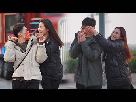 “猜猜我是誰？”突然被女生蒙住眼睛，小哥哥們的反應太可愛了