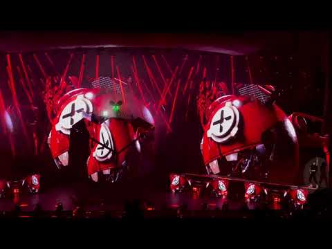 deadmau5 feat. Lights (LIVE) -  Raise Your Weapon [Retro5pective Tour]