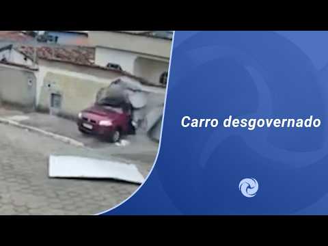 Carro desgovernado derruba portão e invade casa em Taiobeiras
