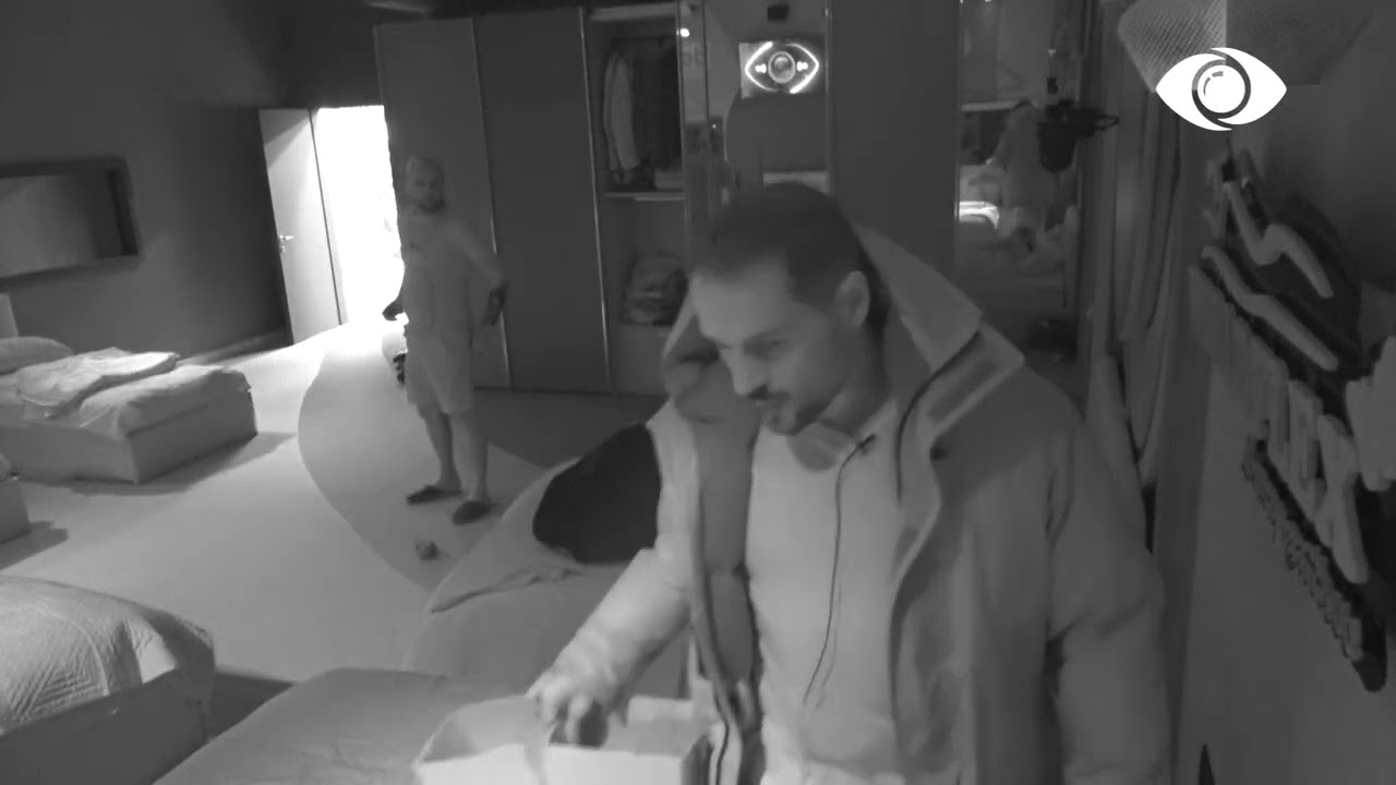 Meqë unë nesër iki, të rri pak?/Luizi-Kiarës