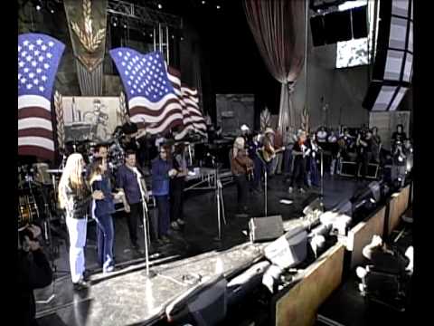 Arlo Guthrie and the 2001 Artists - This Land Is Your Land (Live at Farm Aid 2001)