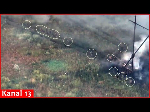 Los drones bombardean la zona donde se reunió un gran número de soldados rusos después de descend...