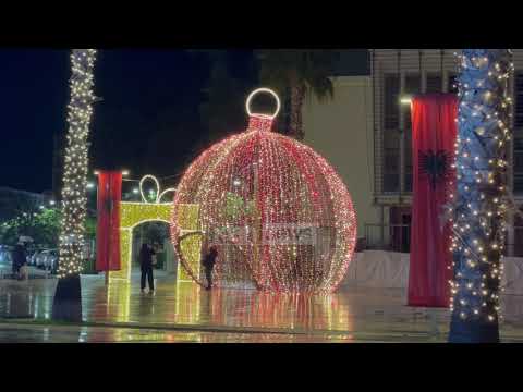 Zbukurime në shesh e në bulevarde, Durrësi pret festat e fundvitit