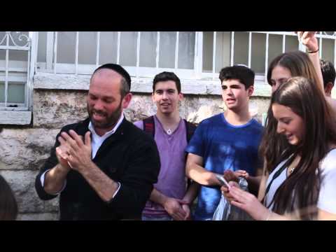 Yonatan Razel in the Street (Va'ani Bechasdecha)