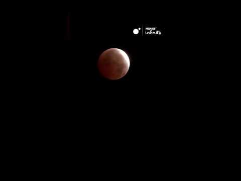Así se ha vivido esta madrugada el eclipse parcial de Luna en España: las espectaculares imágenes