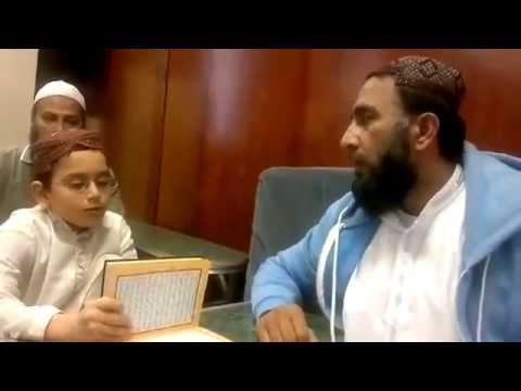 Minik hafız hocasına ders okuyor.