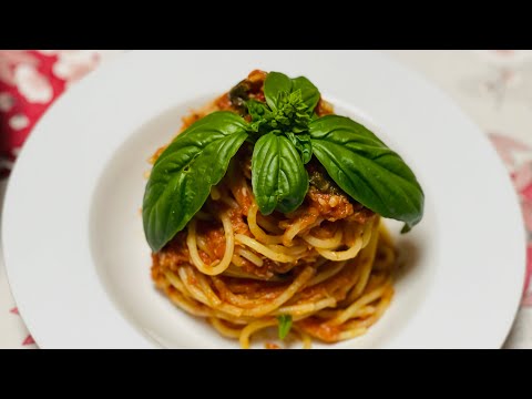 Spaghetti con salsa al tonno ( fatta in casa )