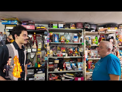 Colecionador de brinquedos antigos (+ um cachorro invisível)