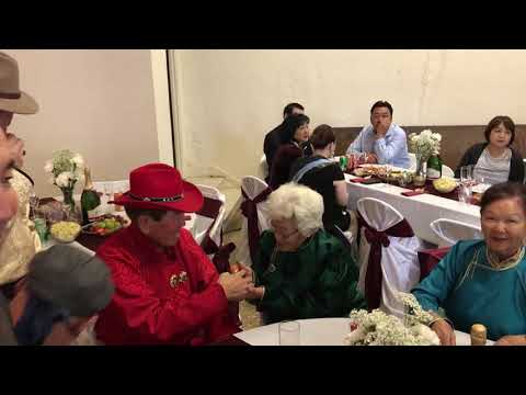 Mongolian tradition 1 - passing sniffing bottles