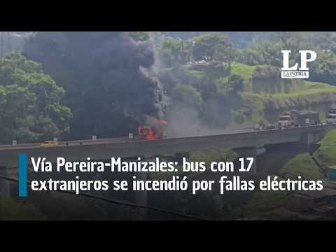 Vía Pereira-Manizales: bus con 17 extranjeros se incendió por fallas eléctricas; habilitan un carril