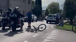 Prima litiga con un ciclista, poi lo investe. Il video-testimonianza