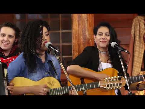 Emoção no Arena Barretão: Irmãs Freitas cantam 'Canoeira do Araguaia' 🚣‍♂️🎶