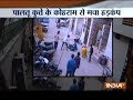 Pet dog attacks kids on road at Delhi