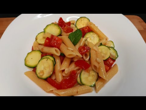 COLD PASTA WITH CHERRY TOMATOES AND COURGETTES, EASY, QUICK AND LIGHT FIRST COURSE