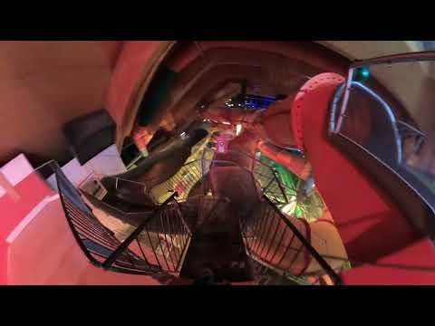 A noite do Badeparadies Schwarzwald Space Wave saiu do tobogã