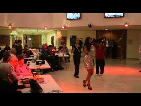 Elisete sings Verka Serdutcha at Heichal ha Tarbut Petah Tikva's lobby -Vse budet horosho