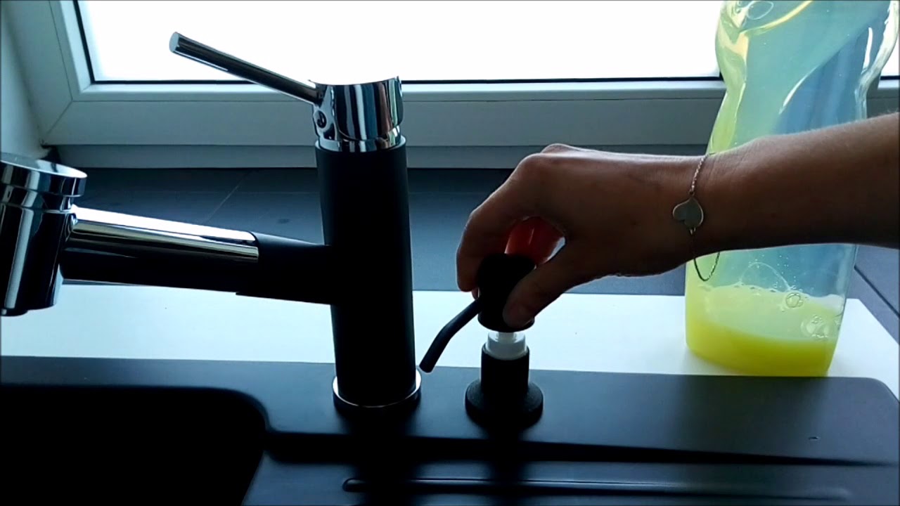 uzupełnianie dozownika na płyn