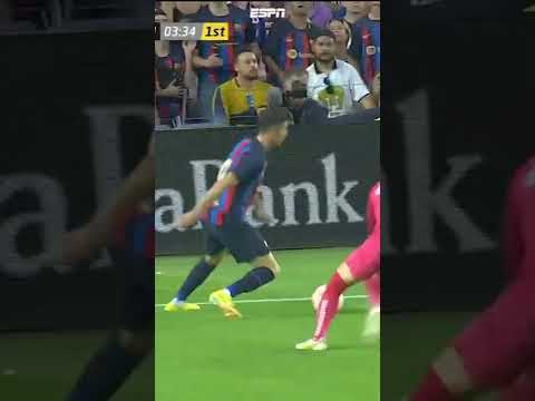 LEWANDOWSKI driblou o goleiro, bateu quase sem ângulo e fez golaço para o Barcelona #Shorts