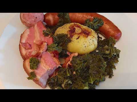 Recette allemande de Grünkohl. German Kale Recipe with Potatoes and Smoked Charcuterie
