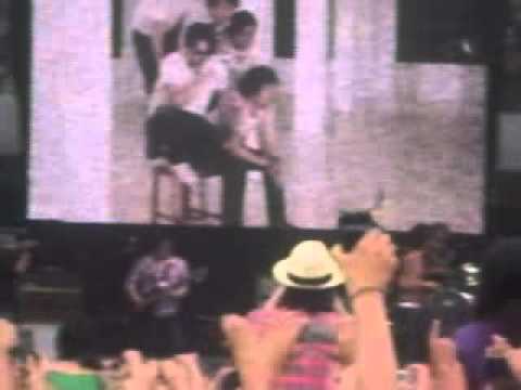 Los Daniels & Natalia Lafourcade - Quisiera Saber Vive Latino 2011