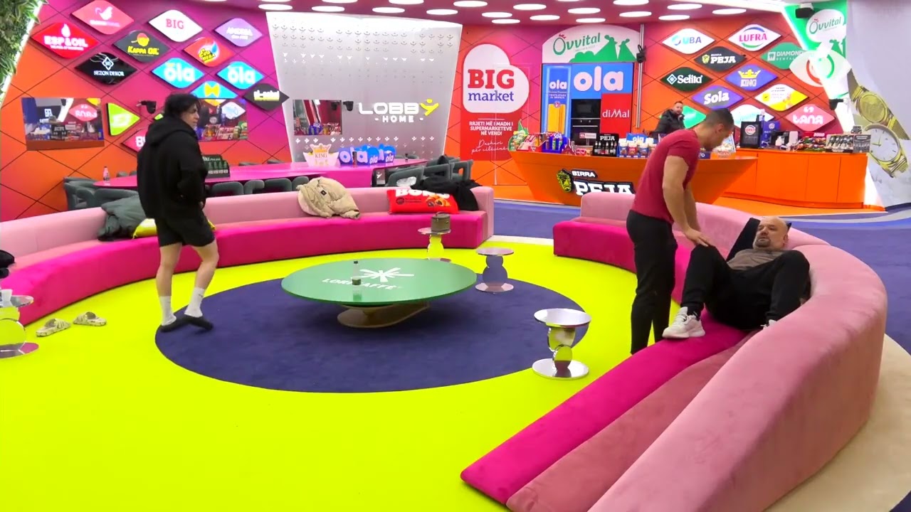 Mateo ndihmon Ilirin të bëjë ushtrime për mesin
