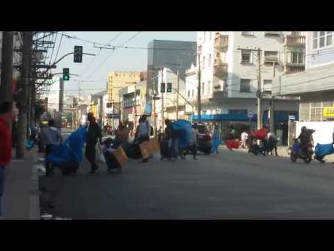 Ambulantes em fuga com a chegada da polícia