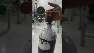 how can connect Regulator on oxygen cylinder complete procedure Hindi/Urdo