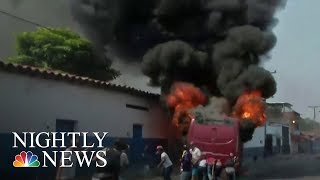 Venezolanos y govt. Tropas se enfrentan por la negativa del régimen de Maduro a aceptar ayuda | NBC Nightly News