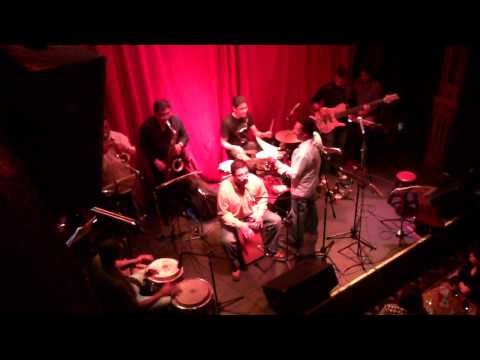 Coco Linares con su orquesta tocan un Landó, El Bife
